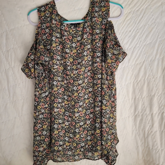 Sami And Jo Plus Size 2X Flower Cold Shoulder Top With Shark Bite Bottom - Picture 2 of 5